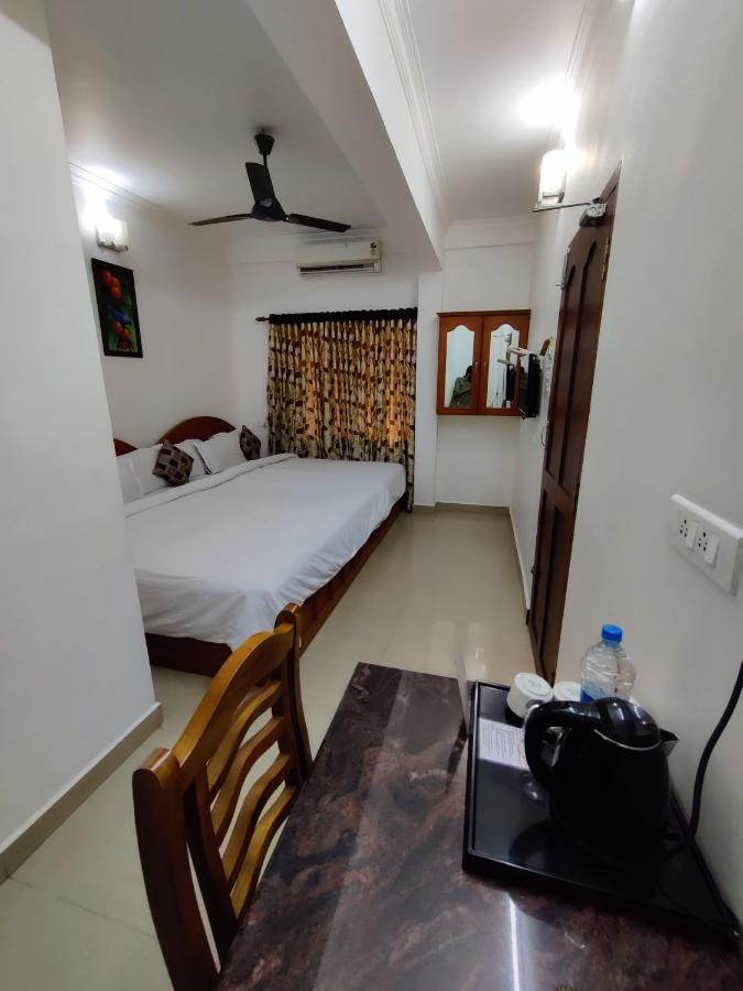 Thayamkery'S Royal Inn Kochi Exterior foto