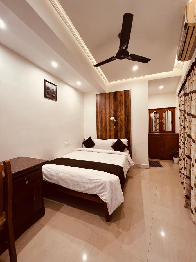 Thayamkery'S Royal Inn Kochi Exterior foto