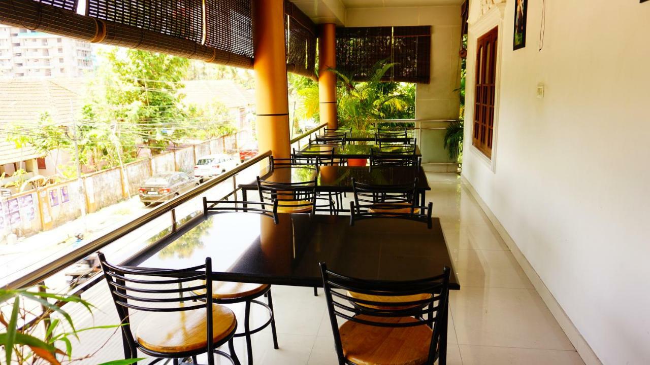 Thayamkery'S Royal Inn Kochi Exterior foto