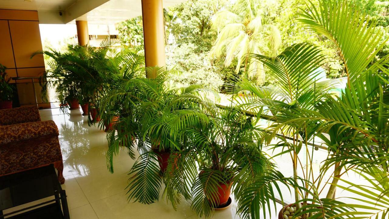 Thayamkery'S Royal Inn Kochi Exterior foto