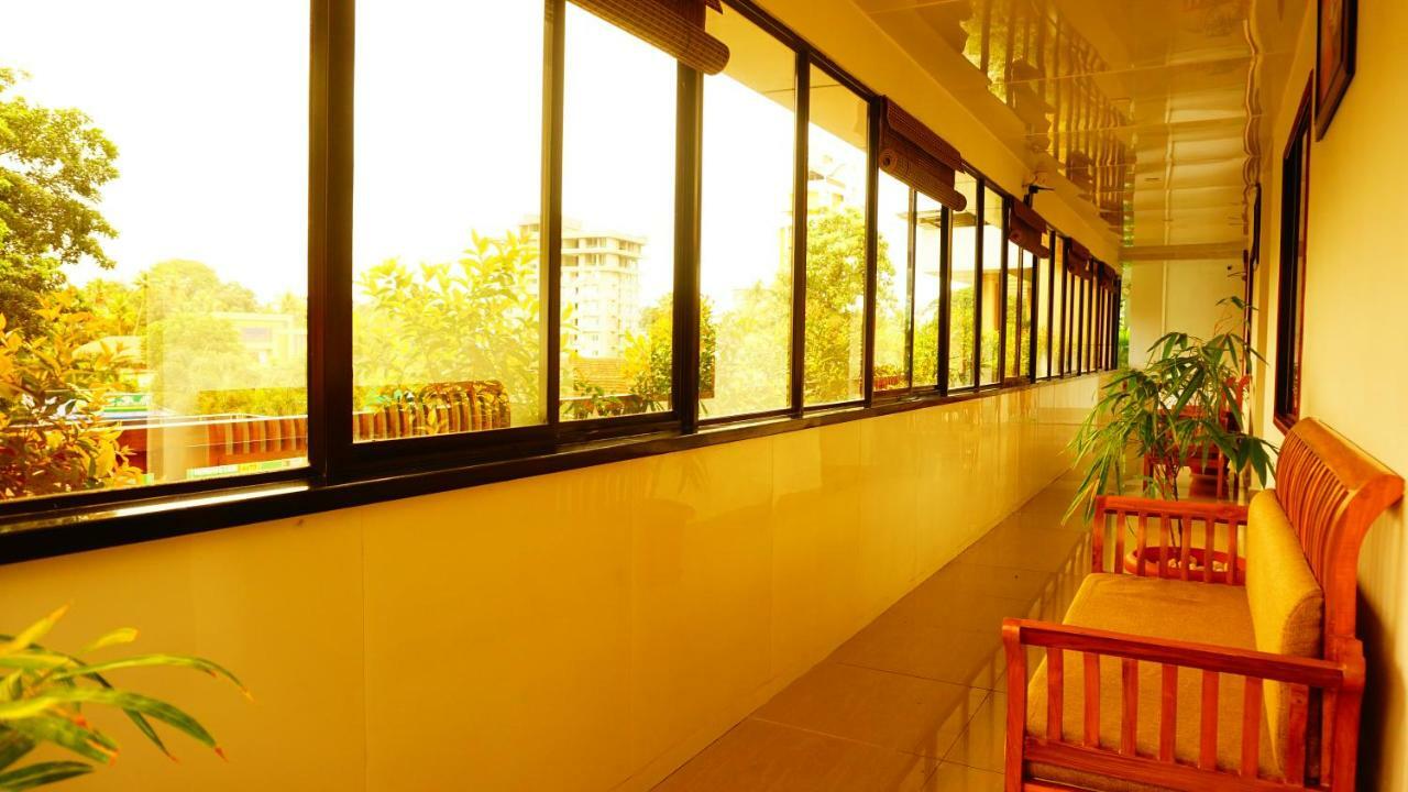 Thayamkery'S Royal Inn Kochi Exterior foto